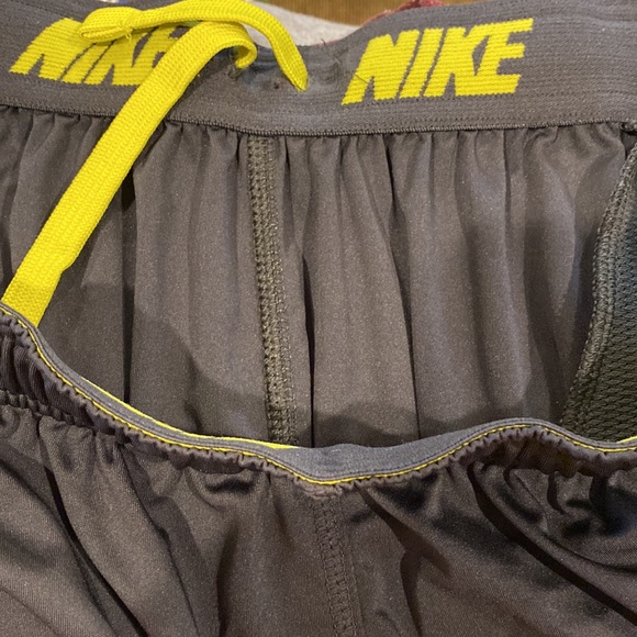 Nice men’s XL Nike Shorts Navy and Chartreuse - Picture 3 of 4